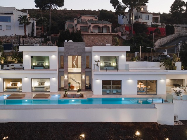Villa moderne construite avec vue panoramique sur la mer sur la Costa Blanca