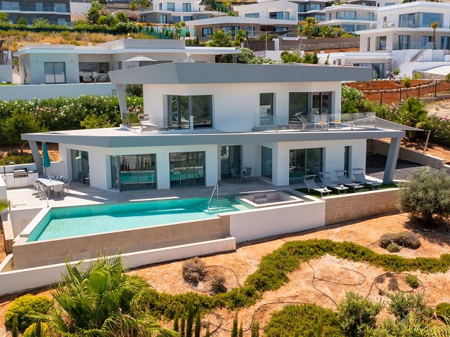 Espectacular villa en Jávea con vistas panorámicas al mar